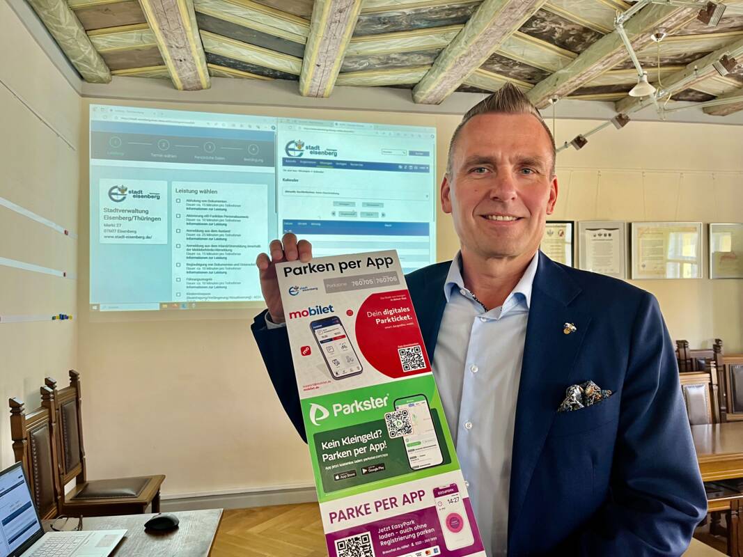 Bürgermeister Michael Kieslich präsentiert die Beschilderung zum digitalen Parken