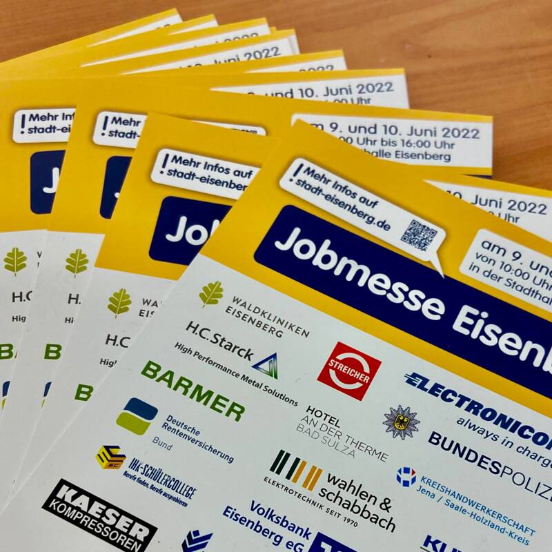 Ein Stapel Flyer zur Jobmesse.