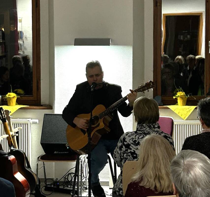 Impression der Veranstaltung mit Biber Herrmann in der Eisenberger Stadtbibliothek