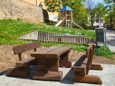 Eine neue Sitzbank komplettiert den Spielbereich am Krauseplatz. 