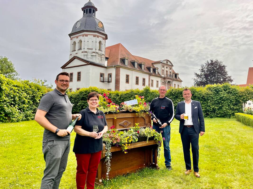 Freuen sich auf zwei besondere Abende im Schlossgarten: Stadtmanager Max Nottrodt, Michaela Frühauf vom Kochstudio Frühauf, DJ Ralf Gutzeit und Bürgermeister Michael Kieslich (v.L.n.R.)