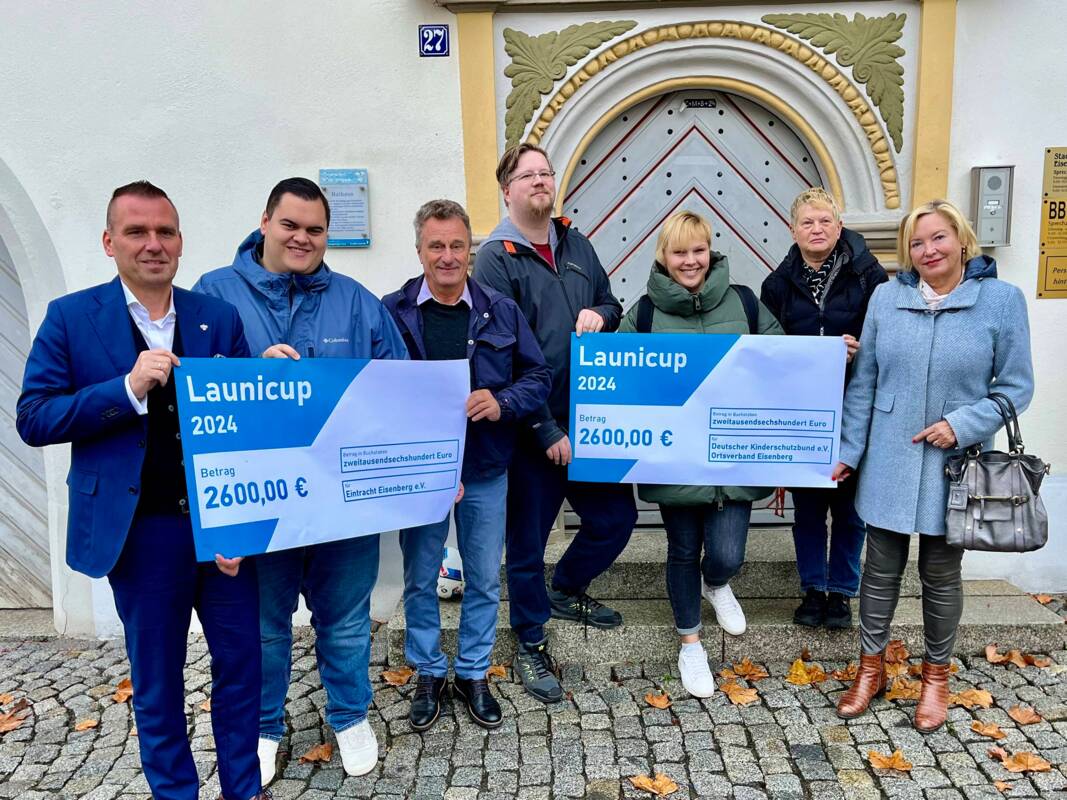 Übergabe der Spenden des Launi-Cups an die Eintracht Eisenberg und den Kinderschutzbund