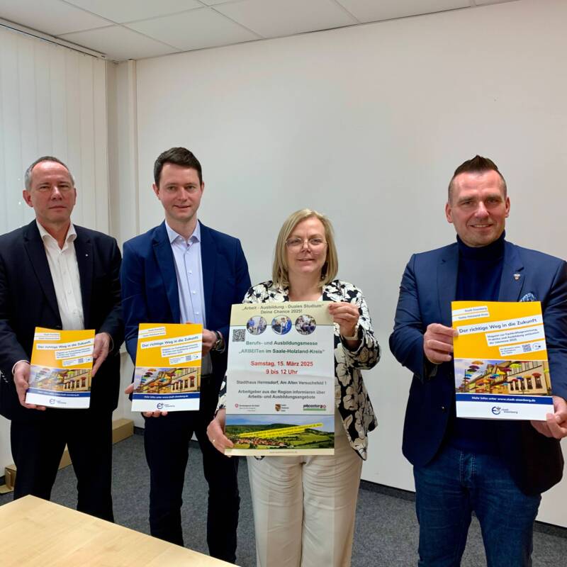 Stefan Scholz von der Agentur für Arbeit, Landrat Johann Waschnewski, Sindy Koska vom Jobcenter und Bürgermeister Michael Kieslich (v.L.n.R.) bei der Vorstellung der anstehenden Messen.
