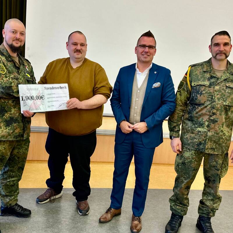 Kompaniechef Oliver Prudente, Patrick Schilling von Wasserturm, Bürgermeister Michael Kieslich und der Spieß der Kompanie Ronny Kunze (v.L.n.R.)