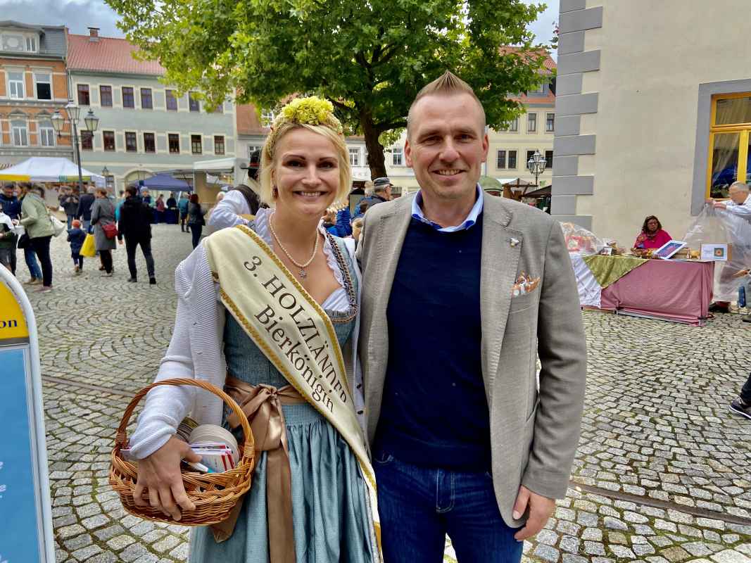 Die Holzländer Bierkönigin Sarah die I. und Eisenbergs Bürgermeister Michael Kieslich auf dem Eisenberger Landmarkt.