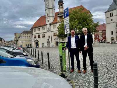 Bürgermeister Michael Kieslich (links) und der Stadtwerke-Geschäftsführer Jan Fuhrberg-Baumann an der neuen Ladesäule am Markt.