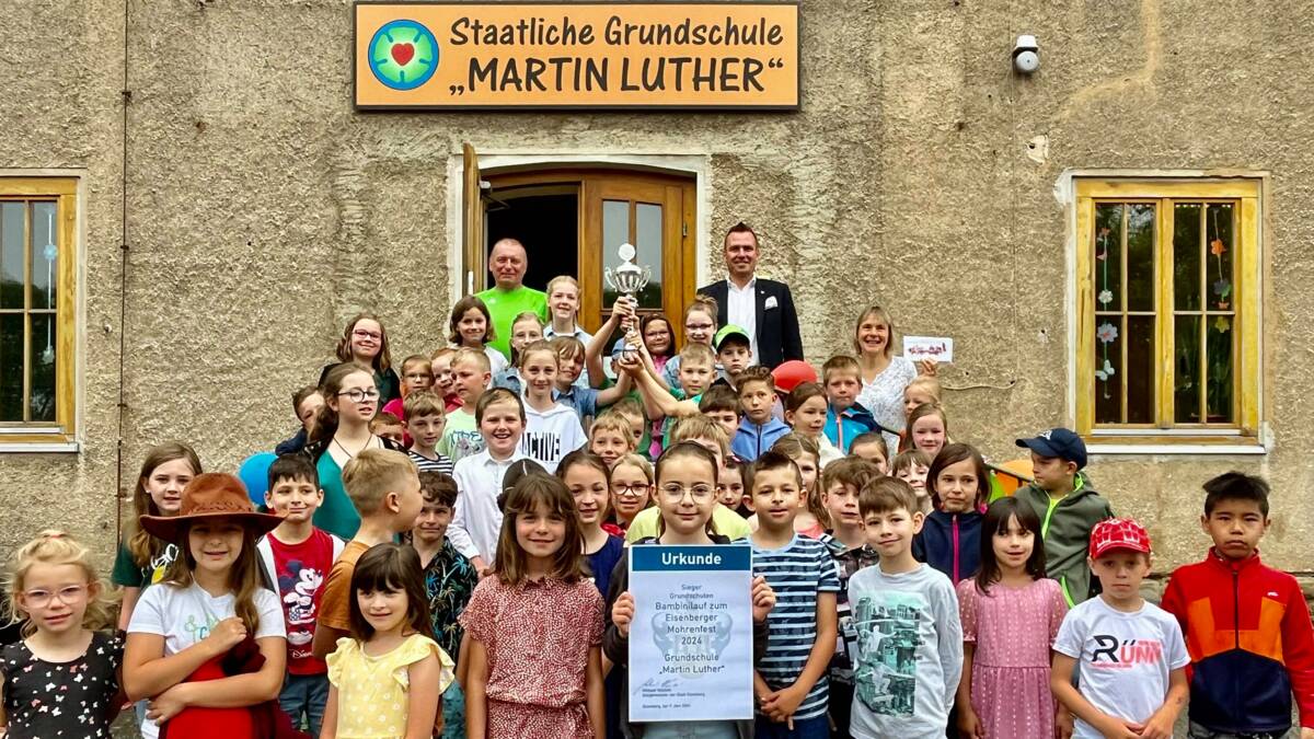 Übergabe des Pokals zum Bambinilauf an die Grundshcule "Martin Luther".