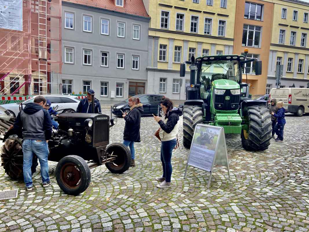 Eisenberger Landmarkt 2022: Ausgestellte Traktoren auf dem hinteren Markt.