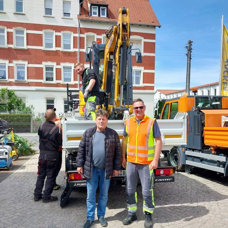 Andreas Kühl übergibt an Bauhofleiter Uwe Serfling den neuen Bagger.