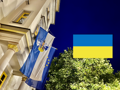 Symbolbild Ukrainische Flagge und Rathaus Eisenberg