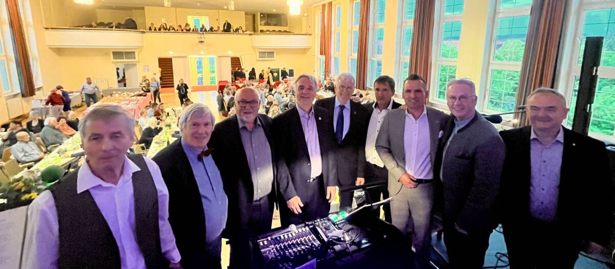 Die aktuellen und ehemaligen Bürgermeister der vier Eisenbergs sowie der Landrat des Donnerbergkreises und der Vorsitzende des Städtepartnerschaftsvereins.