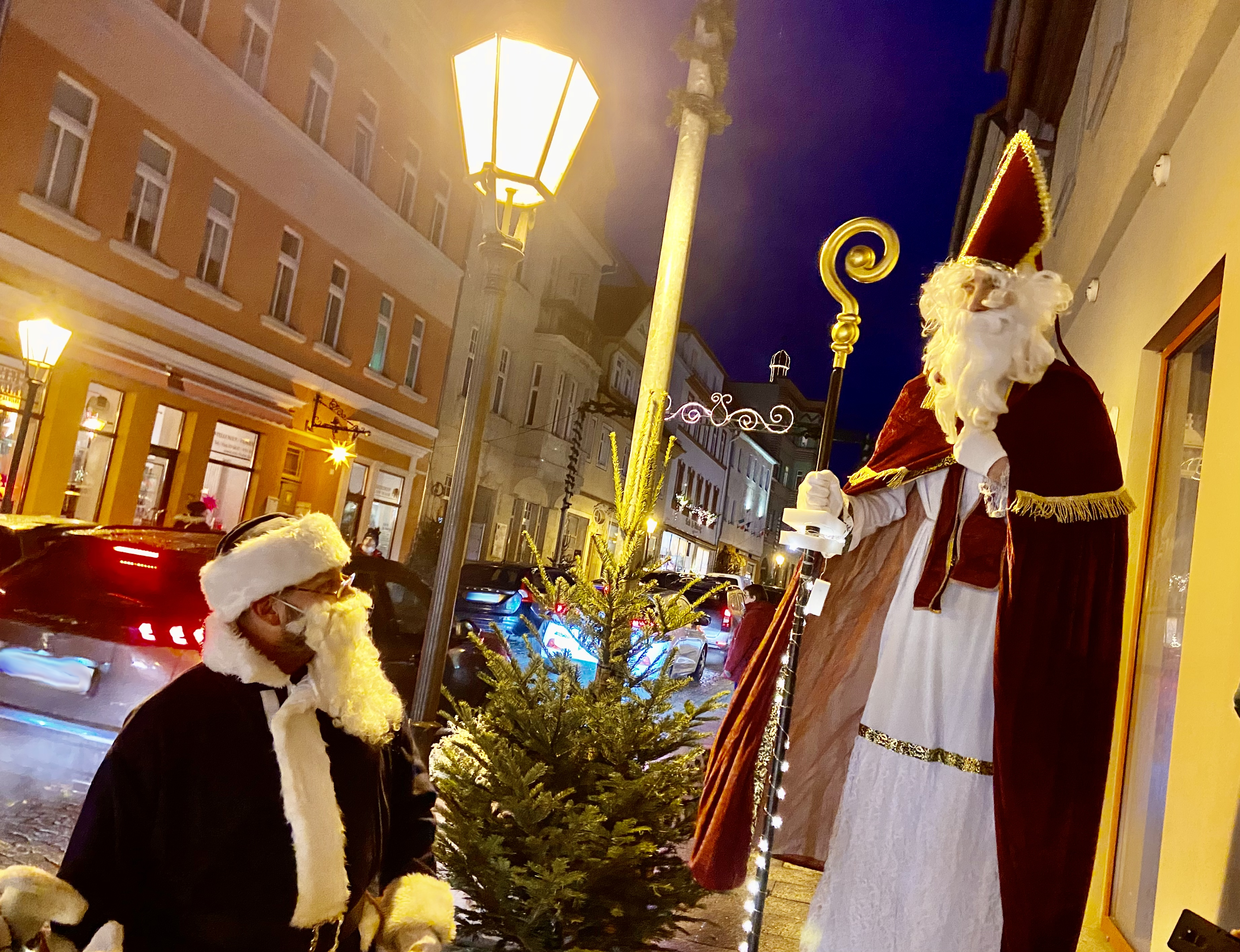 EIS- Weihnacht: Der Eisenberger Weihnachtsmann und der Nikolas auf dem Steinweg