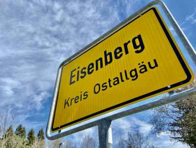 Ortseingangsschild der Gemeinde Eisenberg/ Allgäu
