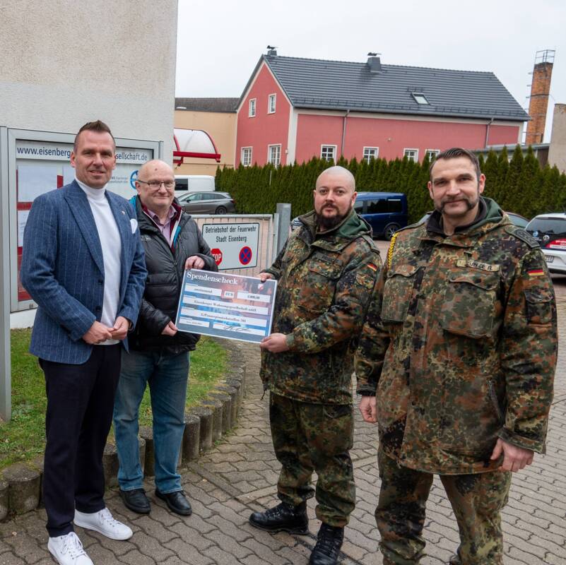 Bürgermeister Michael Kieslich, EWG-geschäftsführer Uwe Hofmann, Hauptmann Oliver Prudente und  Oberstabsfeldwebel Ronny Kunze (v.L.n.R.) bei der Übergabe des Spendenschecks.