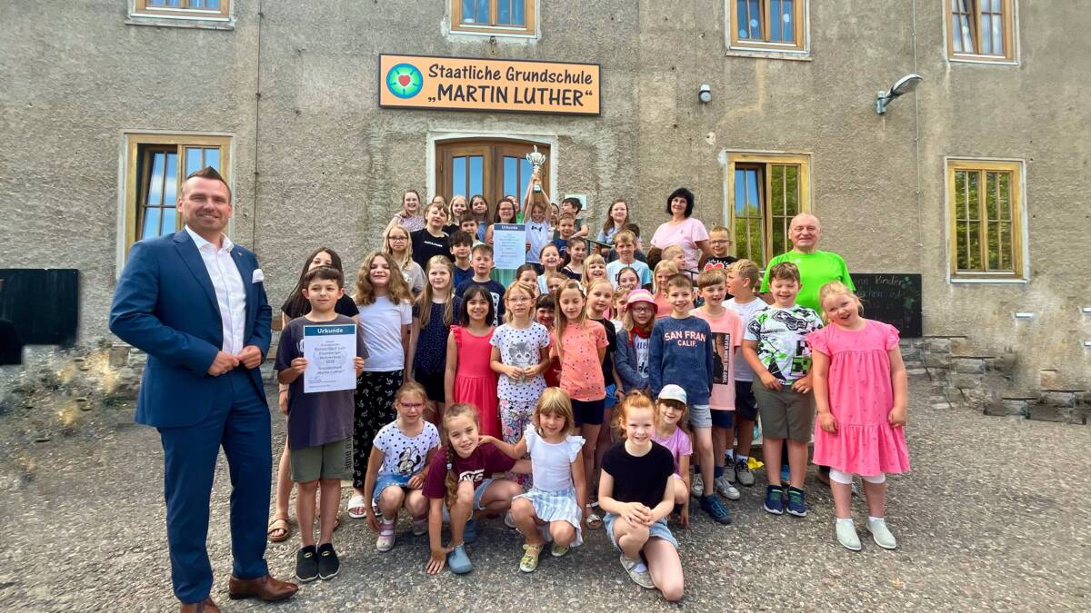 Übergabe des Wanderpokals an die Martin-Luther-Grundschule.