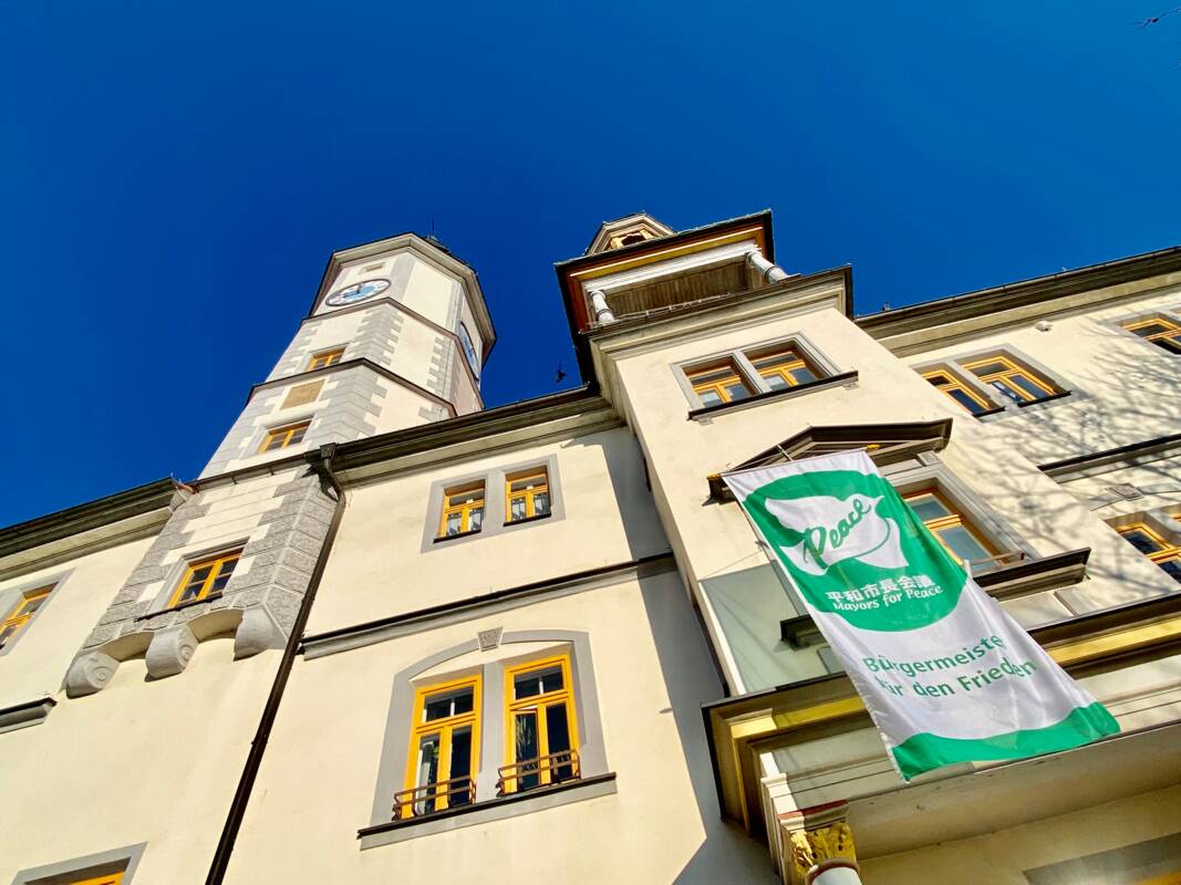 Mayors for Peace Flagge am Rathaus