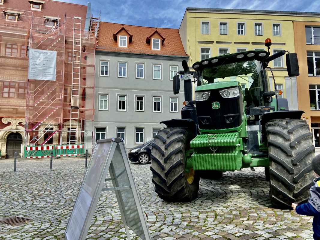 Eisenberger Landmarkt 2022: Ausgestellter Traktor auf dem hinteren Markt.