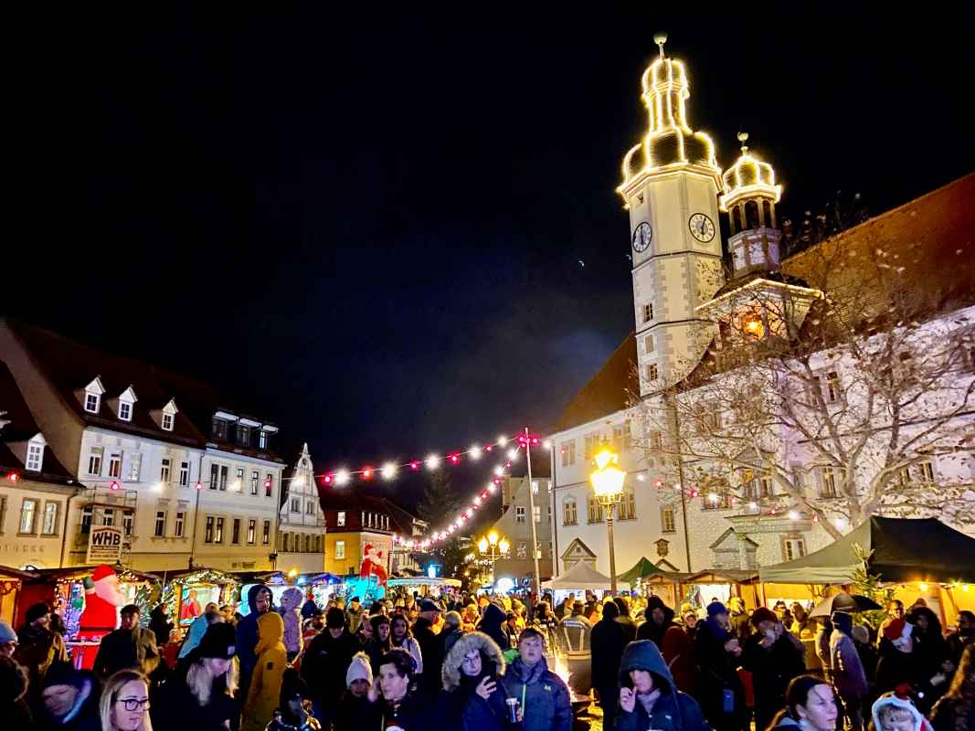 Blick auf den Nacht-Weihnachtsmarkt.