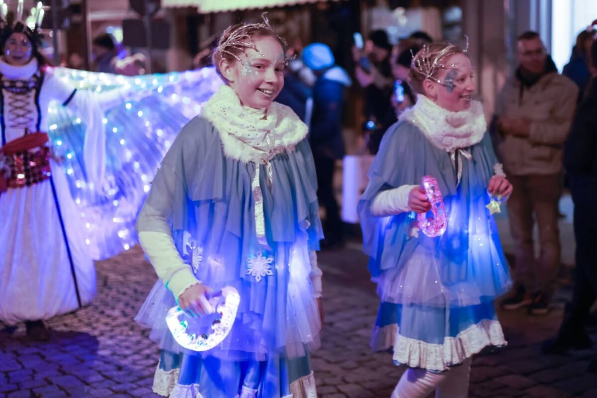 Weihnachts- und Märchenfigurenparade