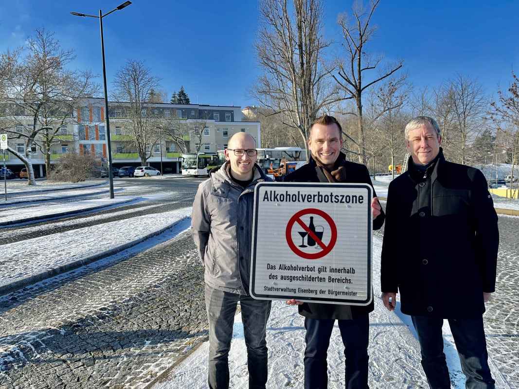 Stephan Wagner, Martkleiter EDEKA, Bürgermeister Michael Kieslich und Ordnungsamtsleiter Holger Schmoock mit der neuen Beschilderung zur Alkoholverbotszone am Busplatz.