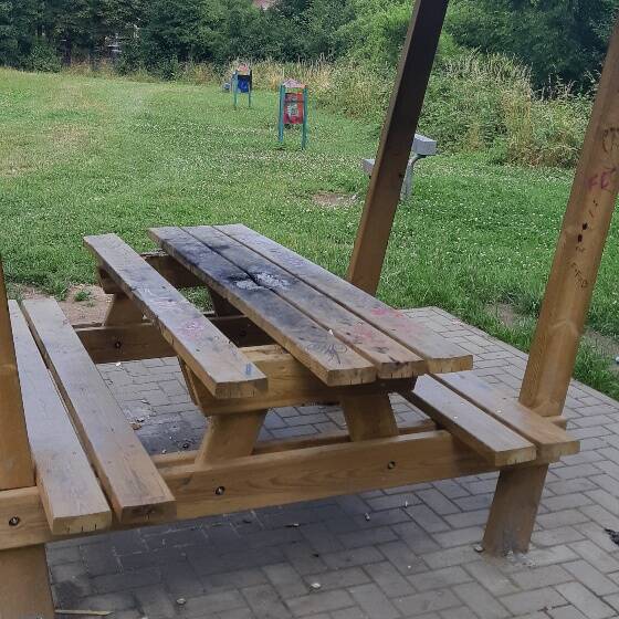 Beschädigungen an einer Sitzgelegenheit
