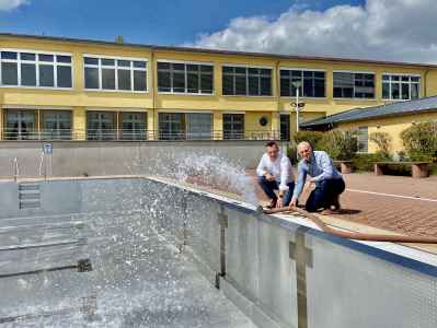 Bürgermeister Michael Kieslich und Bäderchef Lutz Cebulski beim Befüllen der Schwimmbecken im Freibad