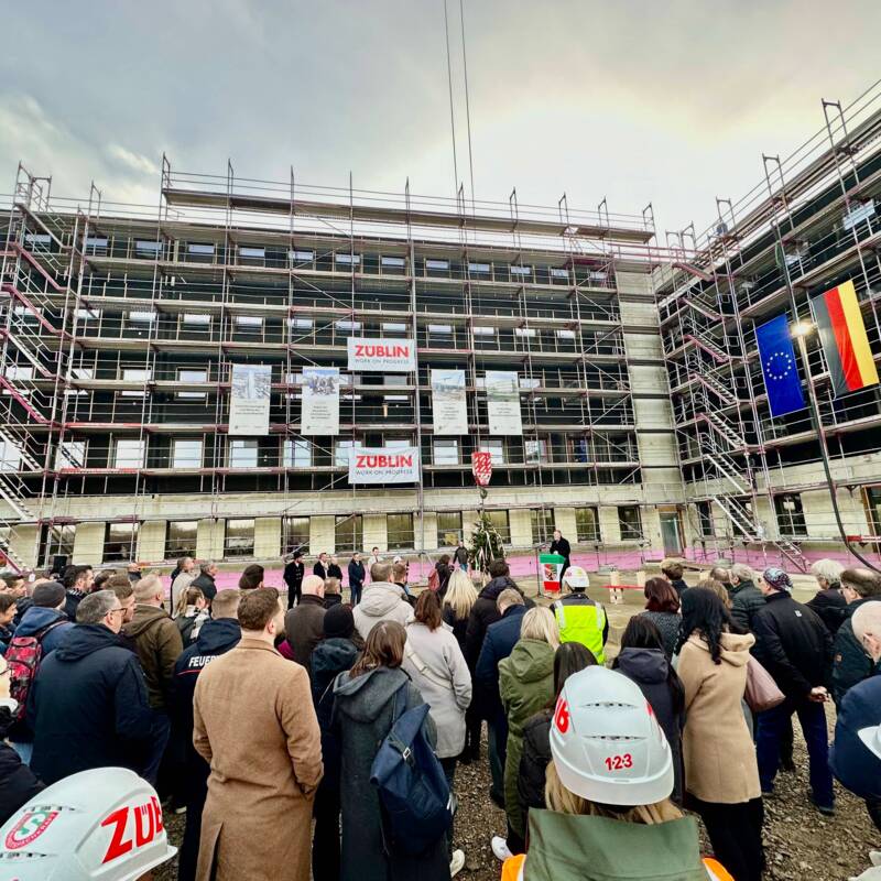 Impression des Richtfestes am neuen Dienstleistungszentrum des Saale-Holzland-Kreises.