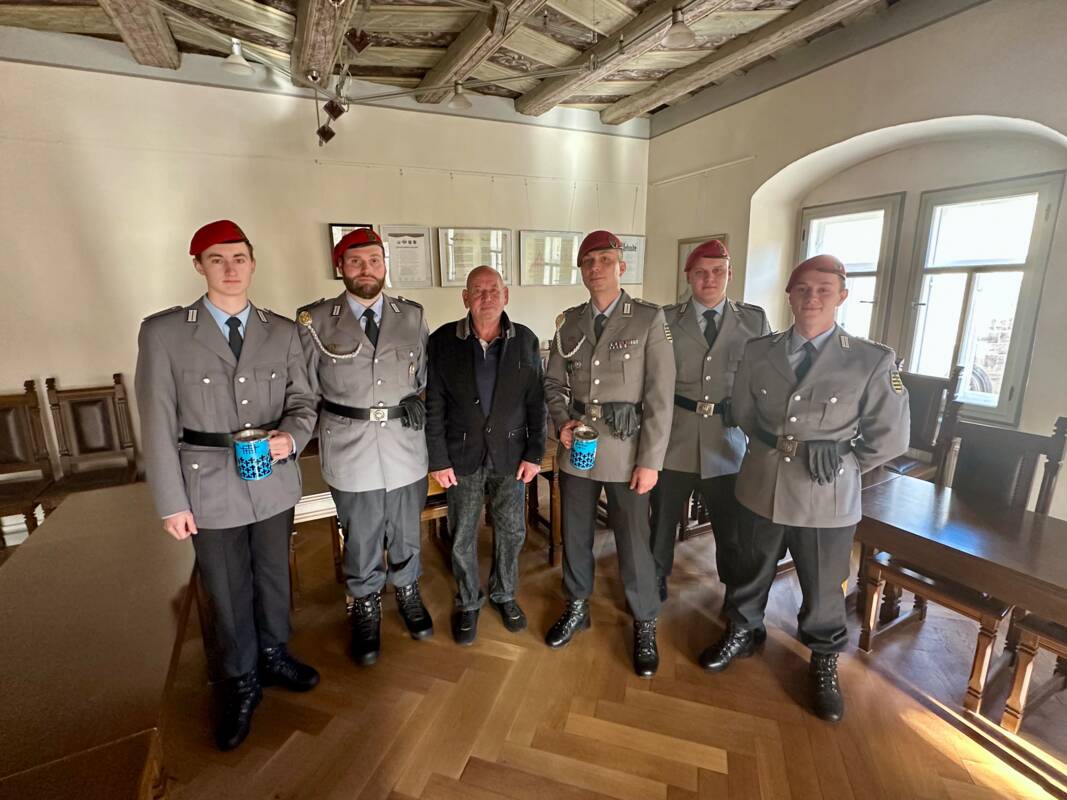 Soldaten der Patenkompanie der Stadt Eisenberg zu Gast im Rathaus beim ersten Beigeordneten Jürgen Bielinski.