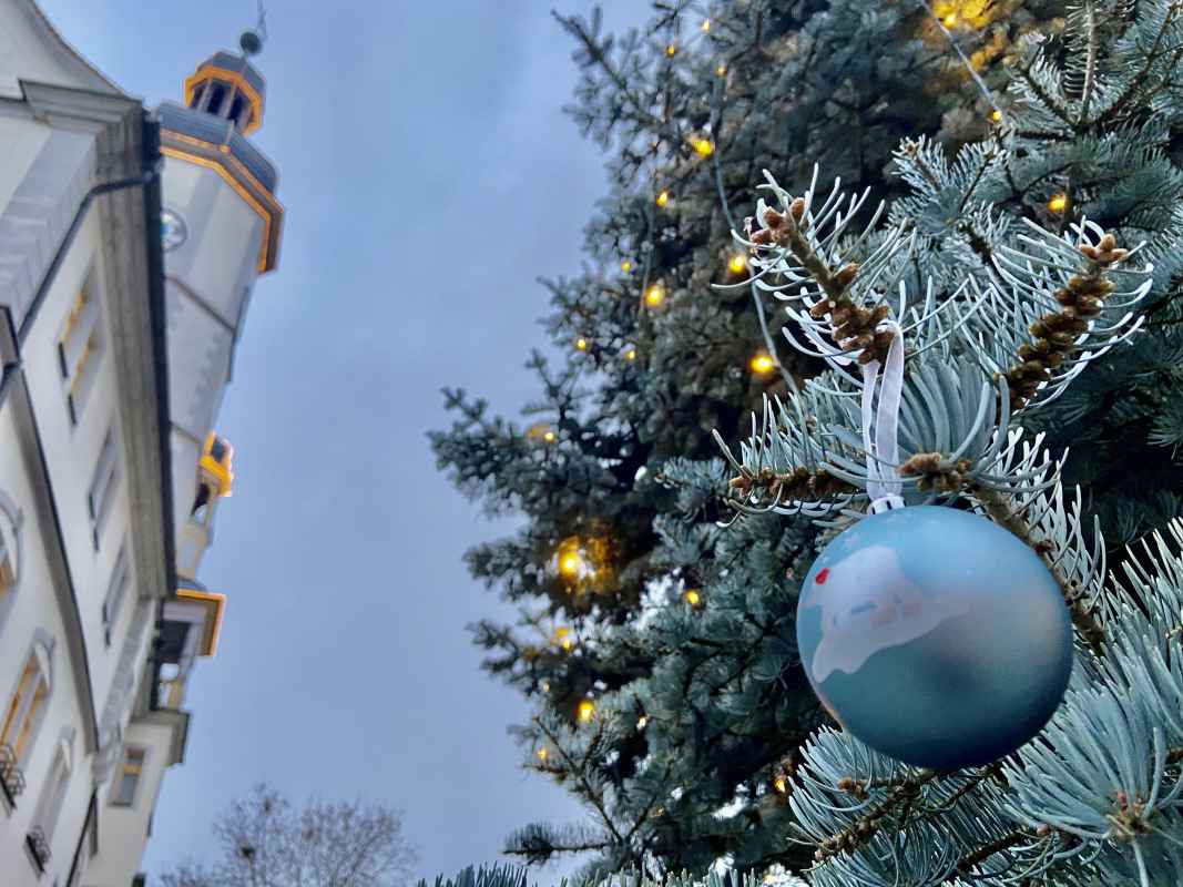 Weihnachtsbaum mit Baumschmuck vor dem Rathaus