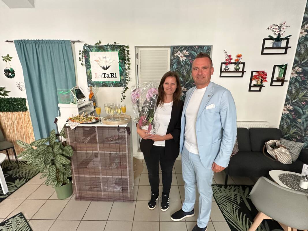 Bürgermeister Michael Kieslich bei der Eröffnung des neuen Cafés LaTaRi am Roßplatz.