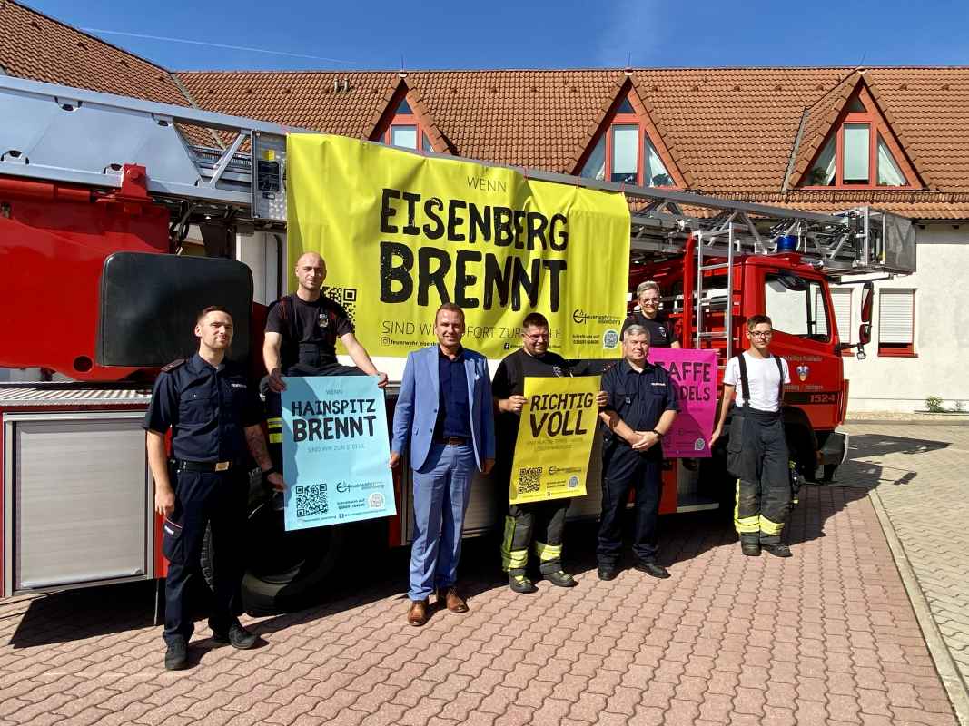 Gruppenfoto zur Vorstellung der neuen Mitgliederkampagne der Freiwilligen Feuerwehr Eisenberg.