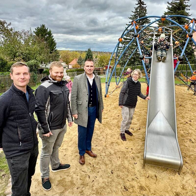 Florian Dörl, Marcus Rosenkranz und Bürgermeister Michael Kieslich (v.L.n.R.) bei der Eröffnung des neuen Spielplatzes.
