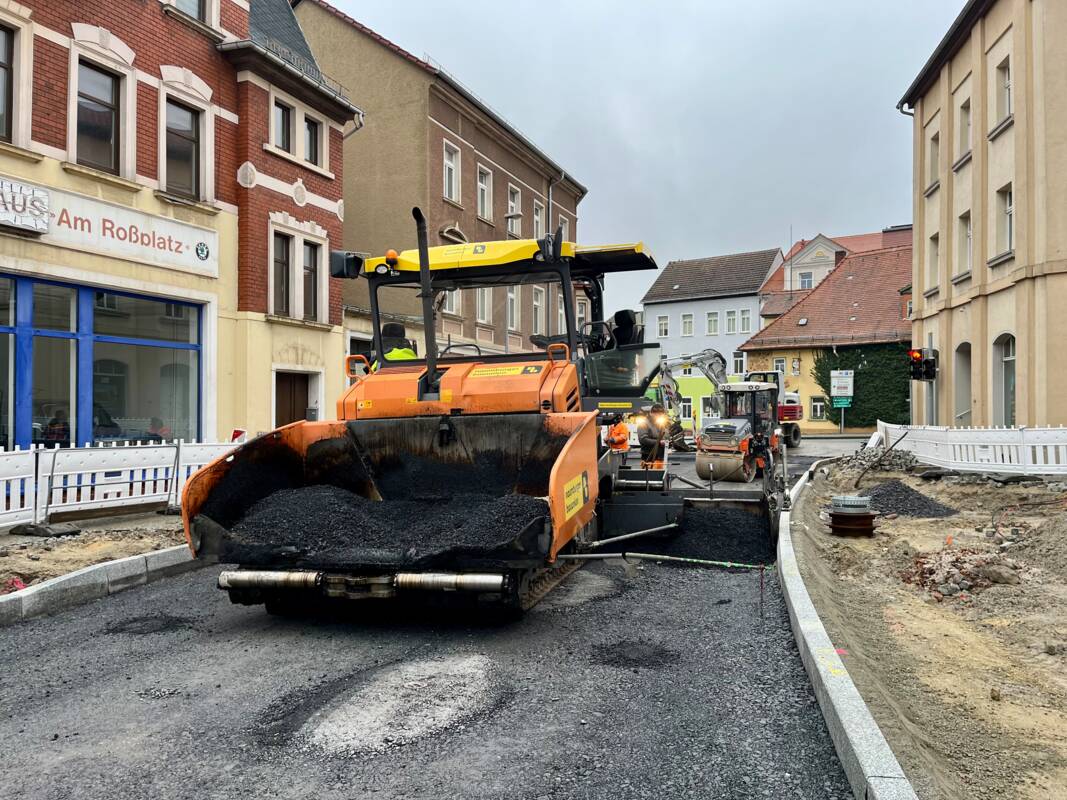 Einbau des schwarzen Bandes auf dem Roßplatz