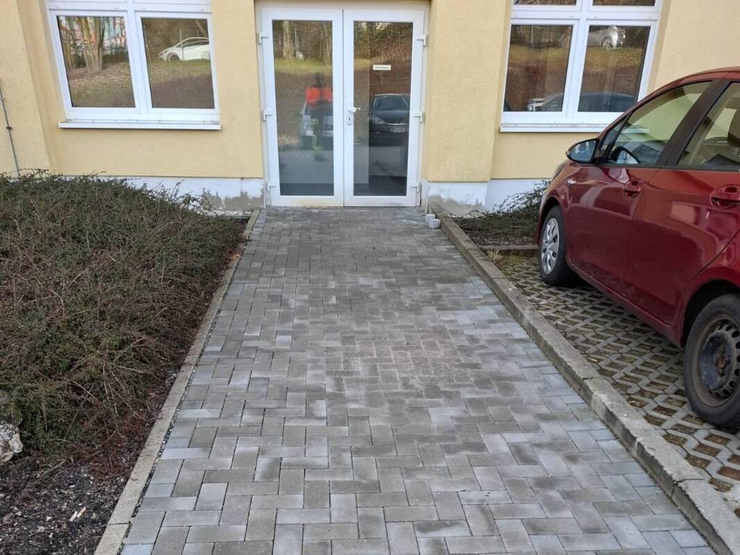 Fertiggestellte Pflasterarbeiten am Sportkomplex Stadion