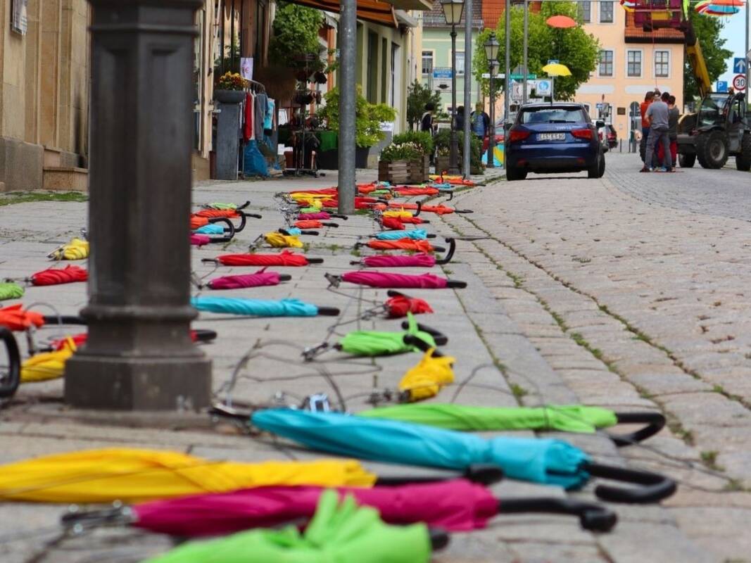 Bunte Schirme zum Eisenberger Mohrenfest 2026