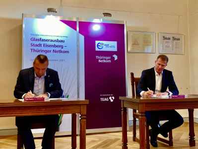 Bürgermeister Kieslich und Netkom- Geschäftsführer Westendorff bei der Unterzeichnung der Verwaltungsvereinbarung
