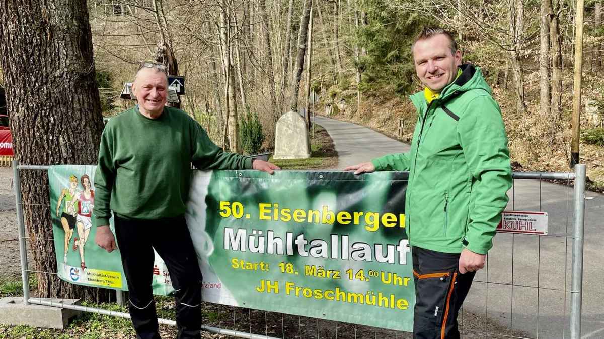 Günther Stierand, Vorsitzender des Mühltallauf-Vereins und Bürgermeister Michael Kieslich an der Froschmühle