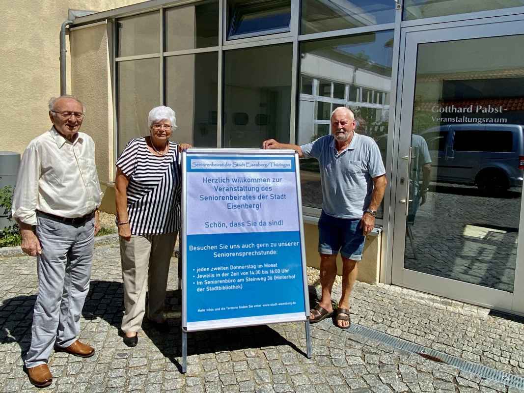 Verkehrsteilnehmerschulung des Seniorenbeirates: Dipl.- Päd. Klaus Burkhardt, Christa Lindner und Joachim Paris begrüßen die Teilnehmer zur Veranstaltung