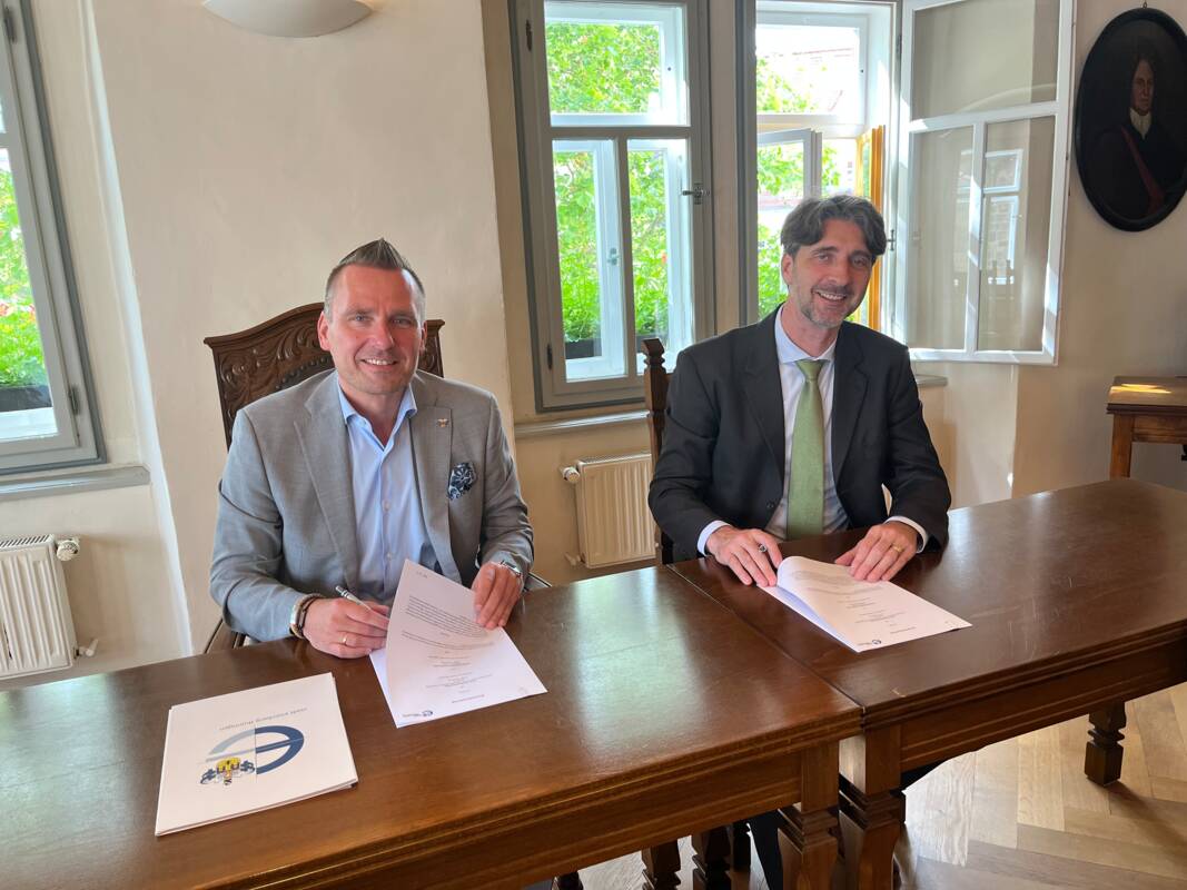Unterzeichnung des Konzessionsvertrages: Bürgermeister Michael Kieslich (links) und der Geschäftsführer der Eisenberger Netzgesellschaft Michael Timm-Pisske.