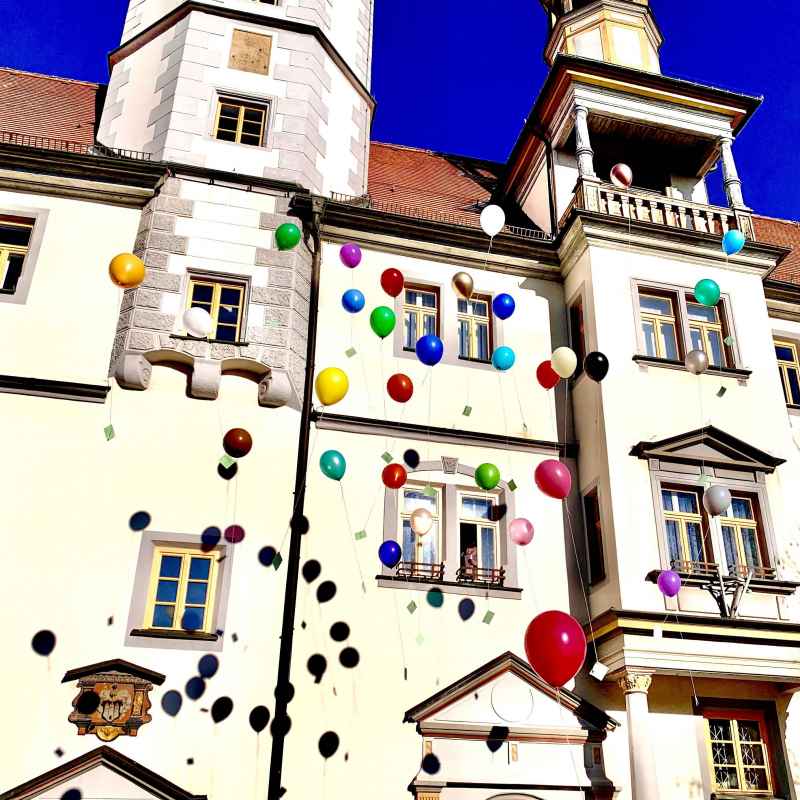 Luftballons mit den Wünschen der Grundschüler vor dem Eisenberger Rathaus