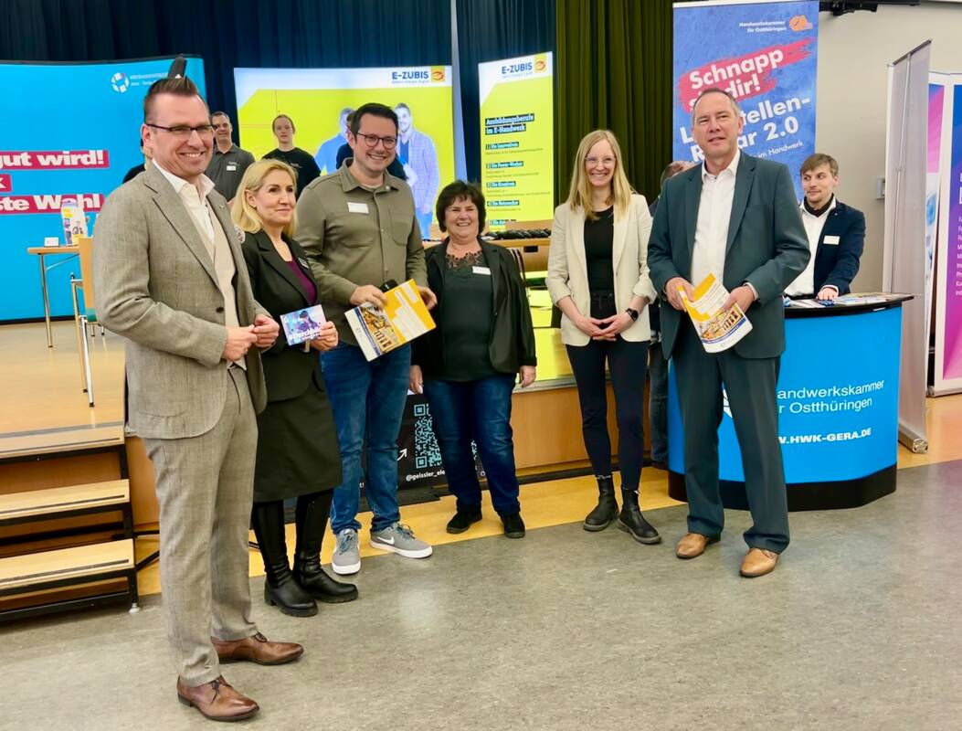 Die Vertreterinnen und Vertreter der Stadt Eisenberg, des Jobcenters, der Agentur für Arbeit und des Landratsamtes bei der Eröffnung der Jobmesse Eisenberg.